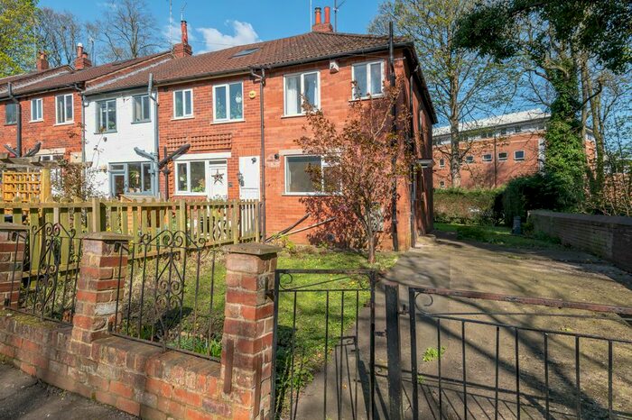 2 Bedroom End Of Terrace House To Rent In Newton View, Leeds, LS7