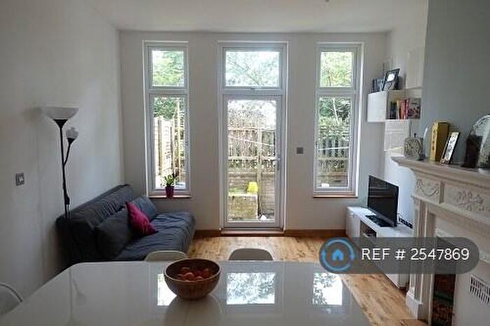 2 Bedroom Flat To Rent In Halesworth Road, London, SE13