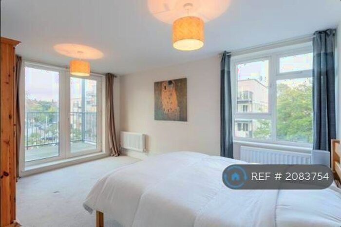 3 Bedroom Flat To Rent In Limerick Close, London, SW12