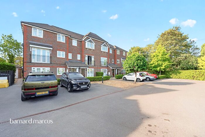 2 Bedroom Flat For Sale In Ruxley Lane, Epsom, KT19
