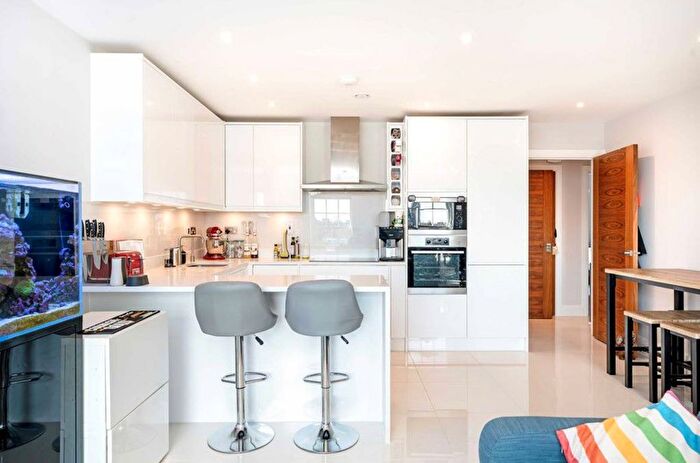 2 Bedroom Flat For Sale In Merton Road, South Wimbledon, London, SW19