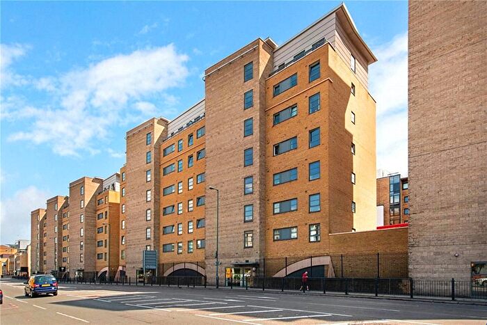 3 Bedroom Flat To Rent In Commercial Road, London, E14