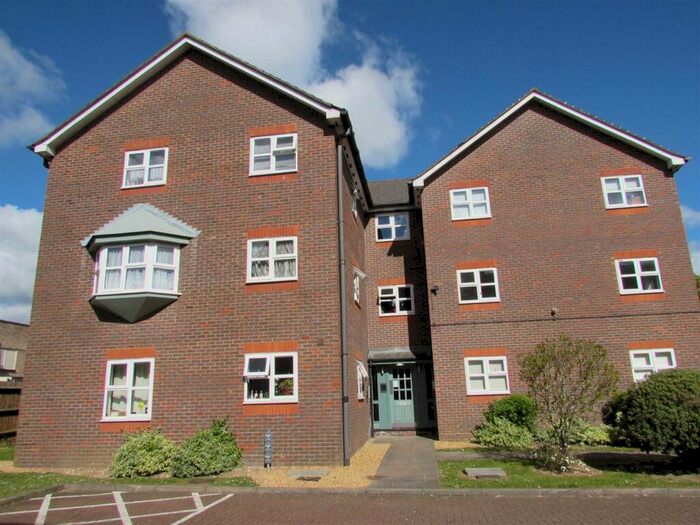 2 Bedroom Flat To Rent In Tudor Court, Park Street, Dunstable, LU6