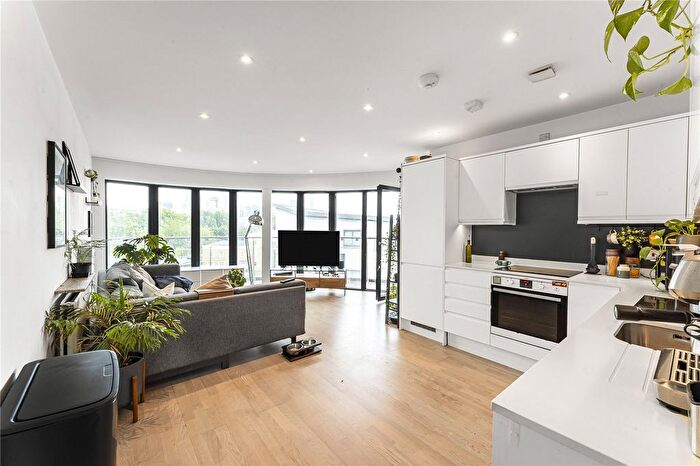 2 Bedroom Flat To Rent In St. Pauls Way, London, E3