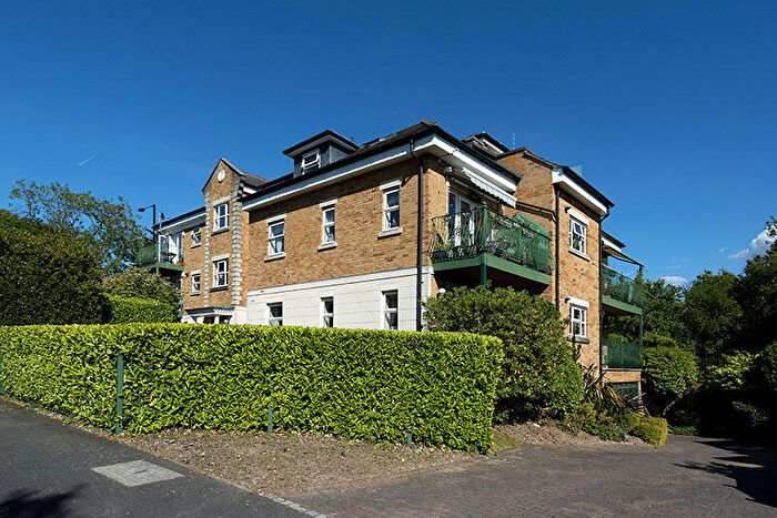 2 Bedroom Flat To Rent In The Ridgeway, Enfield, Middlesex, EN2