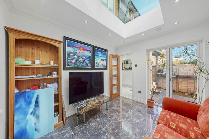 2 Bedroom Flat To Rent In The Corner, Grange Road, London W5