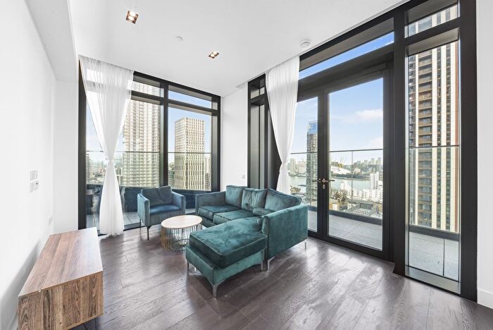 3 Bedroom Flat To Rent In Amory Tower, London, E14