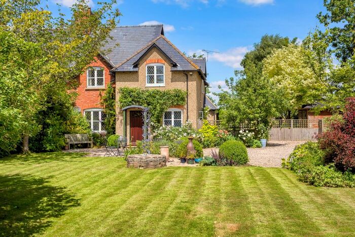 4 Bedroom Semi-Detached House To Rent In Cricklade, Swindon, SN6