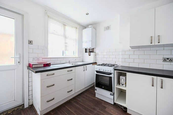 2 Bedroom Flat To Rent In Leslie Road, Leytonstone, London, E11