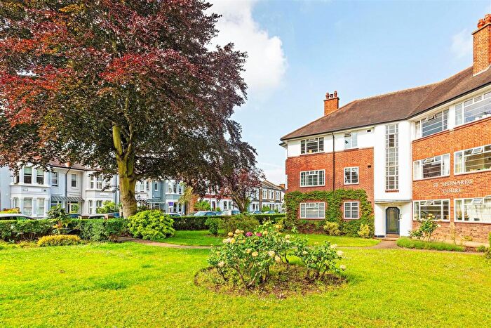 3 Bedroom Flat To Rent In St. Leonards Court, East Sheen, SW14