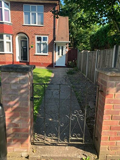 2 Bedroom Maisonette To Rent In Hallside Road, Enfield, EN1