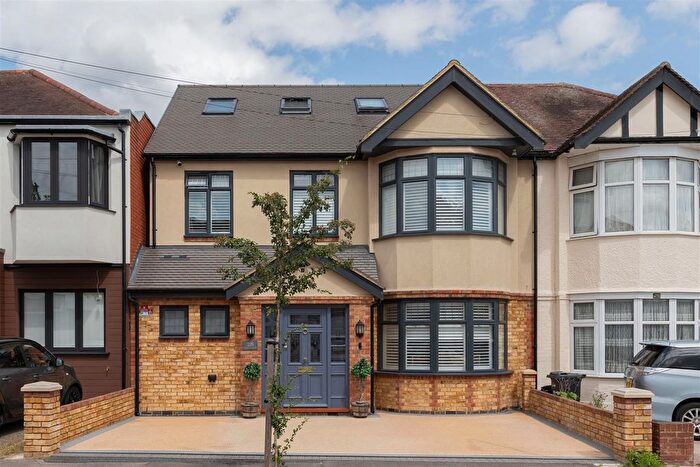5 Bedroom Property For Sale In Inglehurst Gardens, Gants Hill, IG4