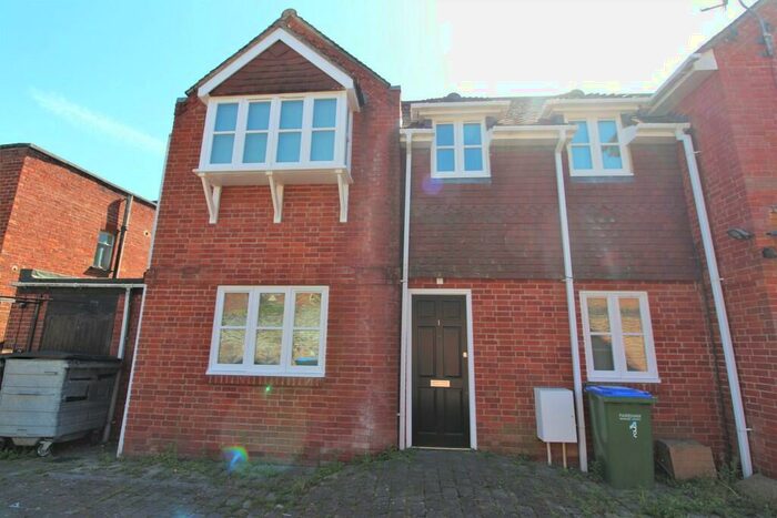 3 Bedroom Terraced House To Rent In High Street, Fareham, PO16