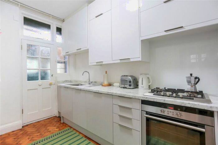 2 Bedroom Flat For Sale In Rochester Close, Rochester Gardens, Hove, BN3