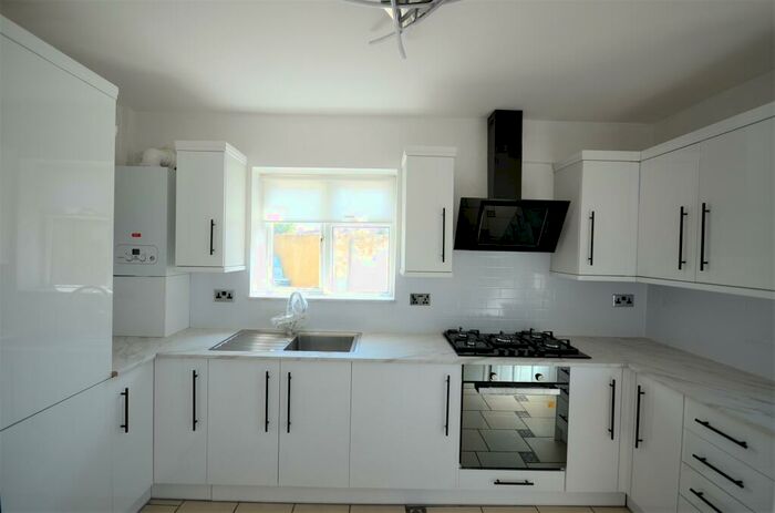 3 Bedroom Semi-Detached House To Rent In Beechwood Road, Slough, SL2