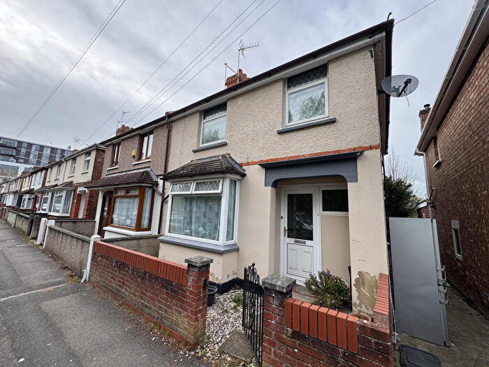 3 Bedroom Semi Detached House For Sale In Beckhampton Street, Swindon, Wiltshire, SN1