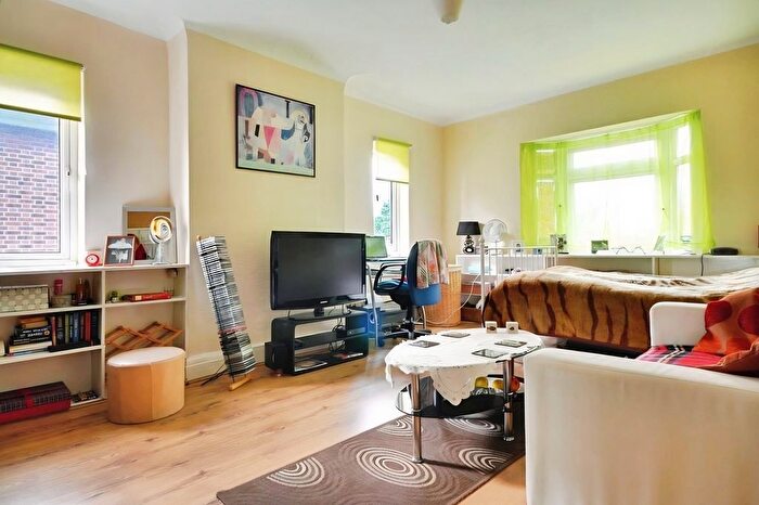 2 Bedroom Flat To Rent In Great West Road, Isleworth, TW7