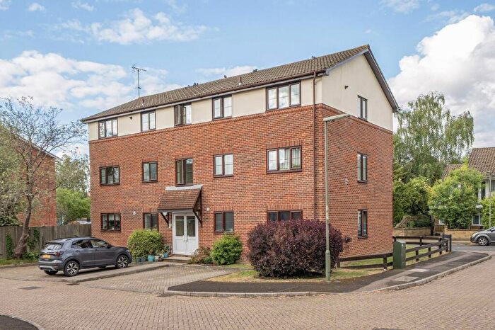 1 Bedroom Flat For Sale In Yeomanry Close, Epsom, KT17