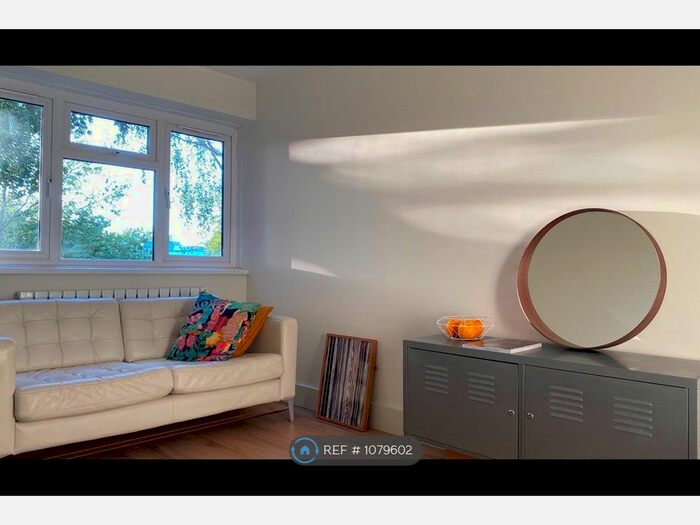 2 Bedroom Flat To Rent In Baytree Road, London, SW2