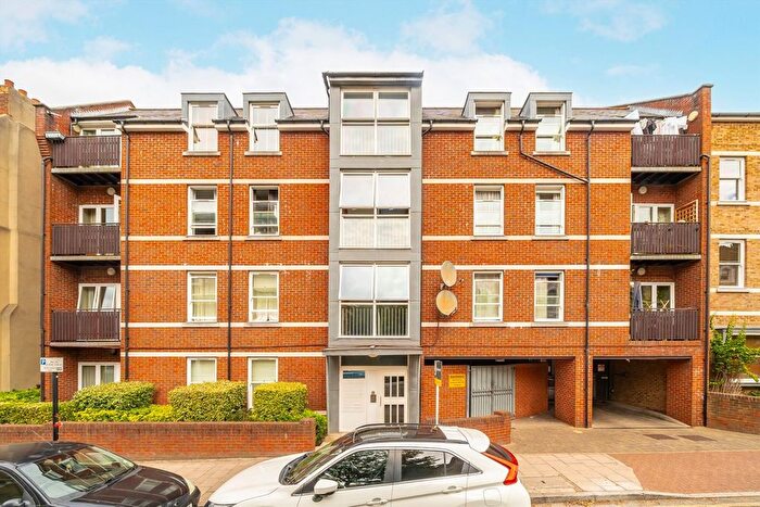 2 Bedroom Flat For Sale In Ferndale Road, Clapham, SW4