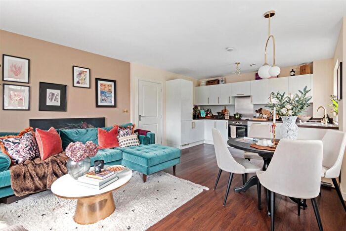 2 Bedroom Flat For Sale In Schoolgate Drive, Morden, SM4