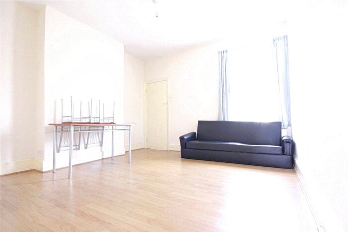 3 Bedroom Flat To Rent In Kensington Gardens, Ilford, IG1