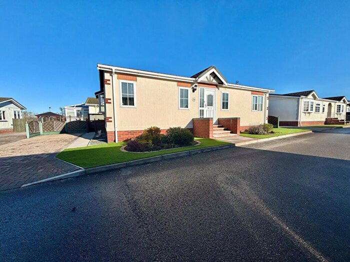 2 Bedroom Park Home For Sale In Kensington Grove, Torksey Lock, LN1