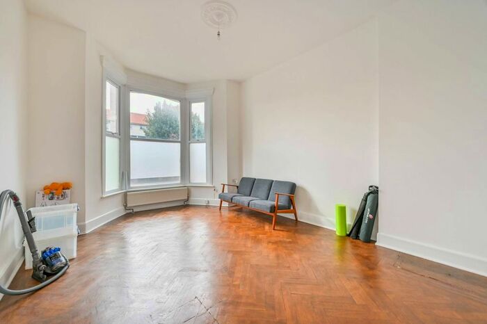 1 Bedroom Flat To Rent In Romford Road, Stratford, London, E7