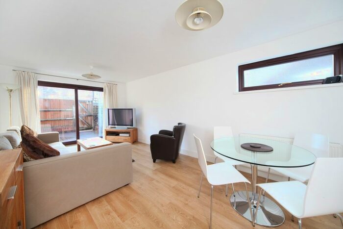 1 Bedroom Flat To Rent In Chariotts Place, Windsor SL4