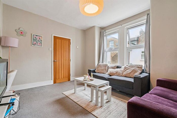 4 Bedroom Flat For Sale In Gambole Road, Tooting, SW17