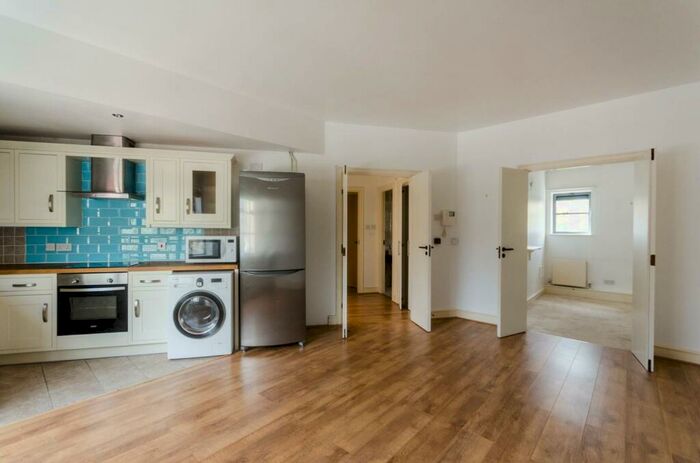 2 Bedroom Flat To Rent In Quayside House, Canary Wharf, London, E14