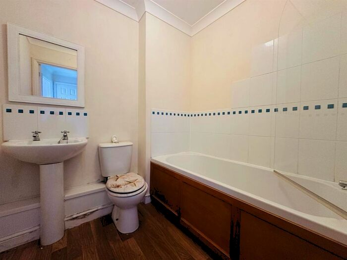 2 Bedroom Flat For Sale In Fairby Close, Tiverton, EX16
