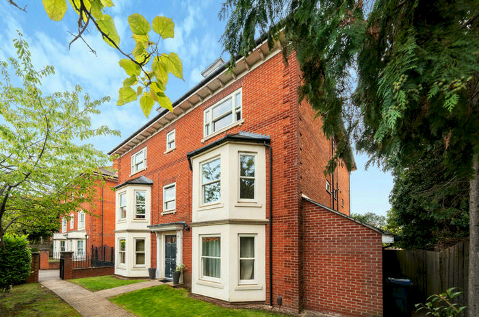 2 Bedroom Apartment To Rent In Brownlow Lodge, Brownlow Road, RG1