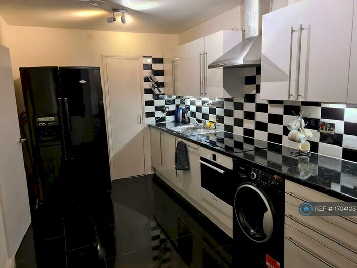 2 Bedroom Flat To Rent In Eagle Heights, London, SW11
