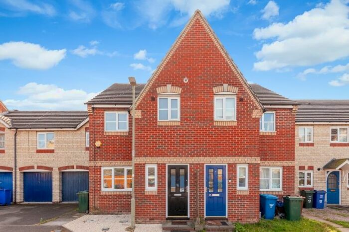 3 Bedroom Semi-Detached House To Rent In Vervain Close, Bicester, OX26