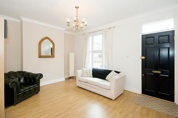 3 Bedroom Terraced House To Rent In Bromley Street, London, E1