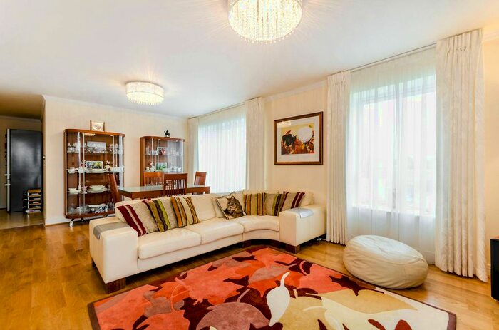 3 Bedroom Flat To Rent In Holford Way, Roehampton, London, SW15