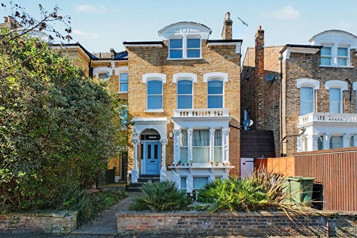 2 Bedroom Flat For Sale In Queen Elizabeths Walk, London, N16