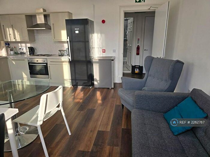 2 Bedroom Flat To Rent In George Iv Bridge, Edinburgh, EH1