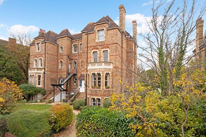2 Bedroom Flat To Rent In Crick Road, Oxford, Oxfordshire, OX2