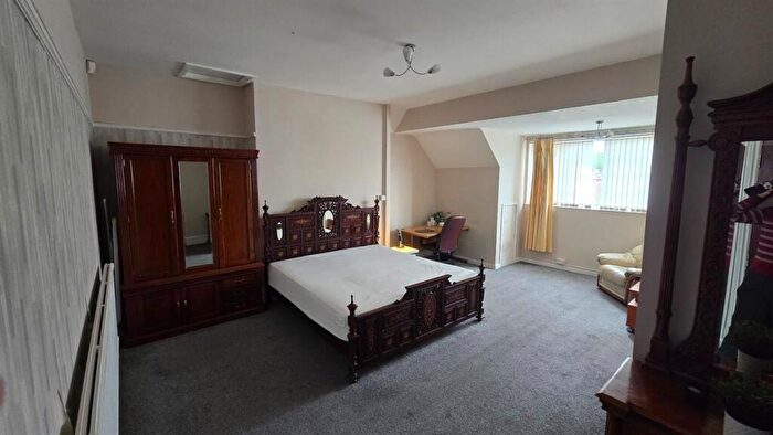 6 Bedroom House To Rent In Beresford Road, Manchester, M13