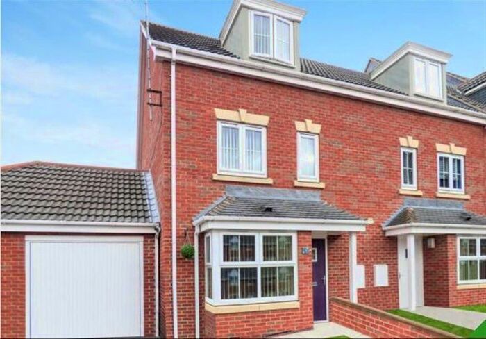 4 Bedroom Town House To Rent In Edlington View, Knottingley, WF11