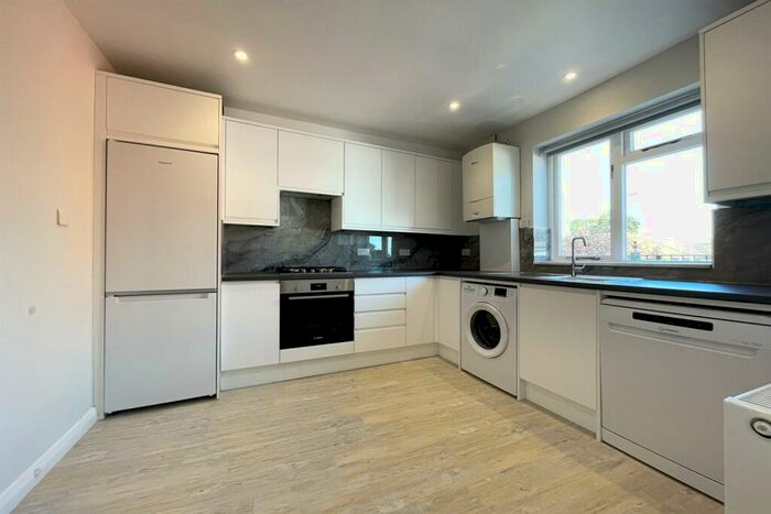 3 Bedroom Flat To Rent In Greys Road, RG9