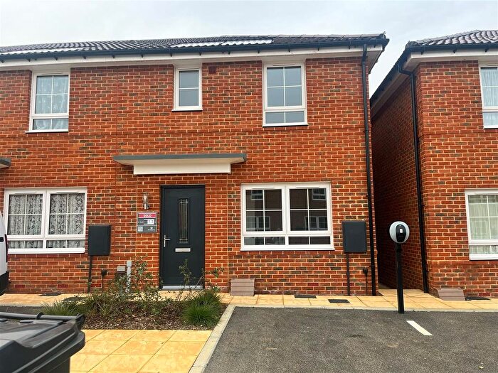 3 Bedroom Semi-Detached House To Rent In Gleam Close, Maidstone, ME20