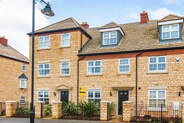 4 Bedroom Town House To Rent In Langton Walk, Stamford, PE9
