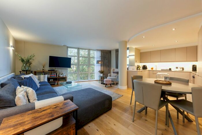 2 Bedroom Flat To Rent In Buckingham Palace Road, London, SW1W