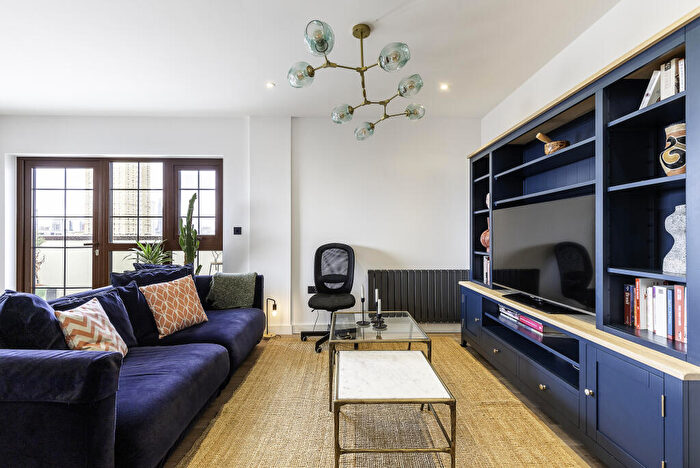 2 Bedroom Flat To Rent In Botanical Court, Jubilee Street, London, E1