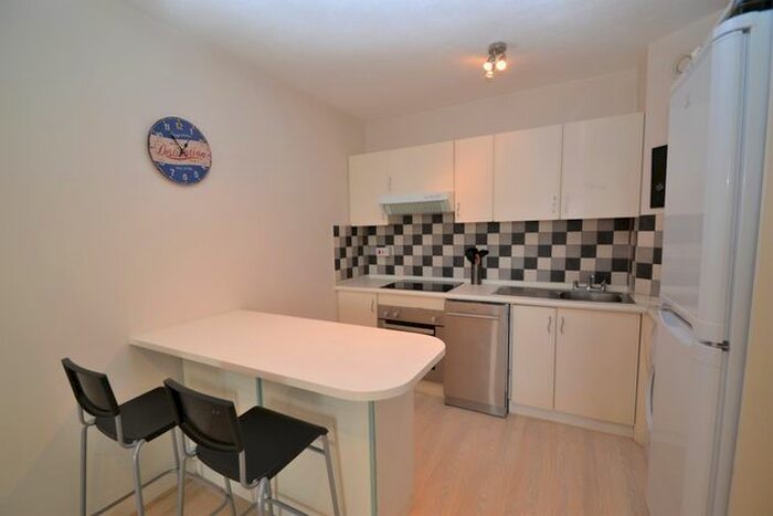 1 Bedroom Flat To Rent In Bramlands Close, Battersea, SW11