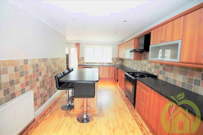 5 Bedroom Semi-Detached House To Rent In Sussex Avenue, Romford, RM3