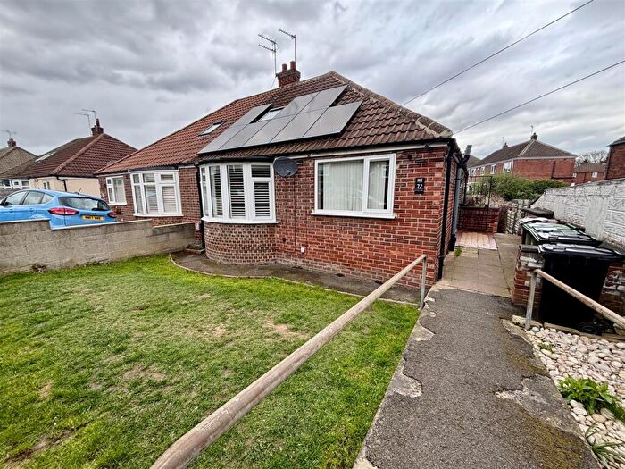 3 Bedroom Semi Detached House For Sale In Kingsway, Garforth, Leeds, LS25